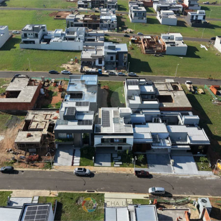 Indaiatuba - SP -Condomínio Maria Cândida - 300 m² de Terreno - Sobrado com 275 m² de Área Construída - 2 Vagas de Garagem cobertas e 2 descobertas - Cozinha gourmet integrada com a churrasqueira, com móveis planejados, máquina de lavar louça, cooktop, forno e coifa - Despensa e lavanderia