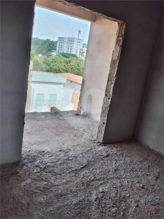 Sobrado em construção no Jardim de Cresci .