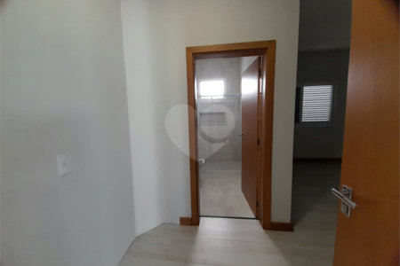 Belíssima Casa à Venda no Condomínio Damha IV