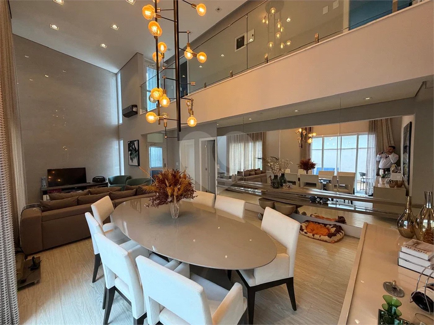 Casa de alto padrão em condomínio exclusivo com 4 suítes