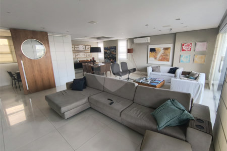 Este amplo apartamento de 290 m², completamente reformado, reúne sofisticação,