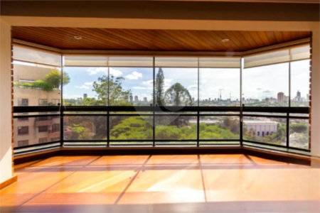 Higienópolis: 2 suítes, varanda envidraçada e vista aberta