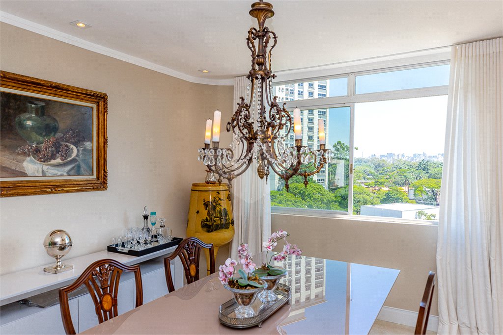 Apartamento para venda em Moema com 185m², 3 dormitórios sendo 1 suíte e 1 vaga