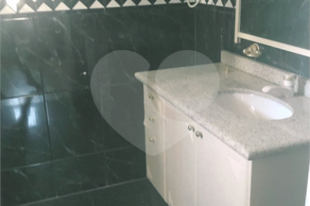 Casa Térrea com 3 dormitórios, sendo 1 suíte.