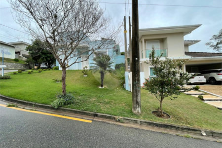 Casa à venda com 3 quartos, sendo 1 suíte,  em Picollo Villaggio, Louveira, SP