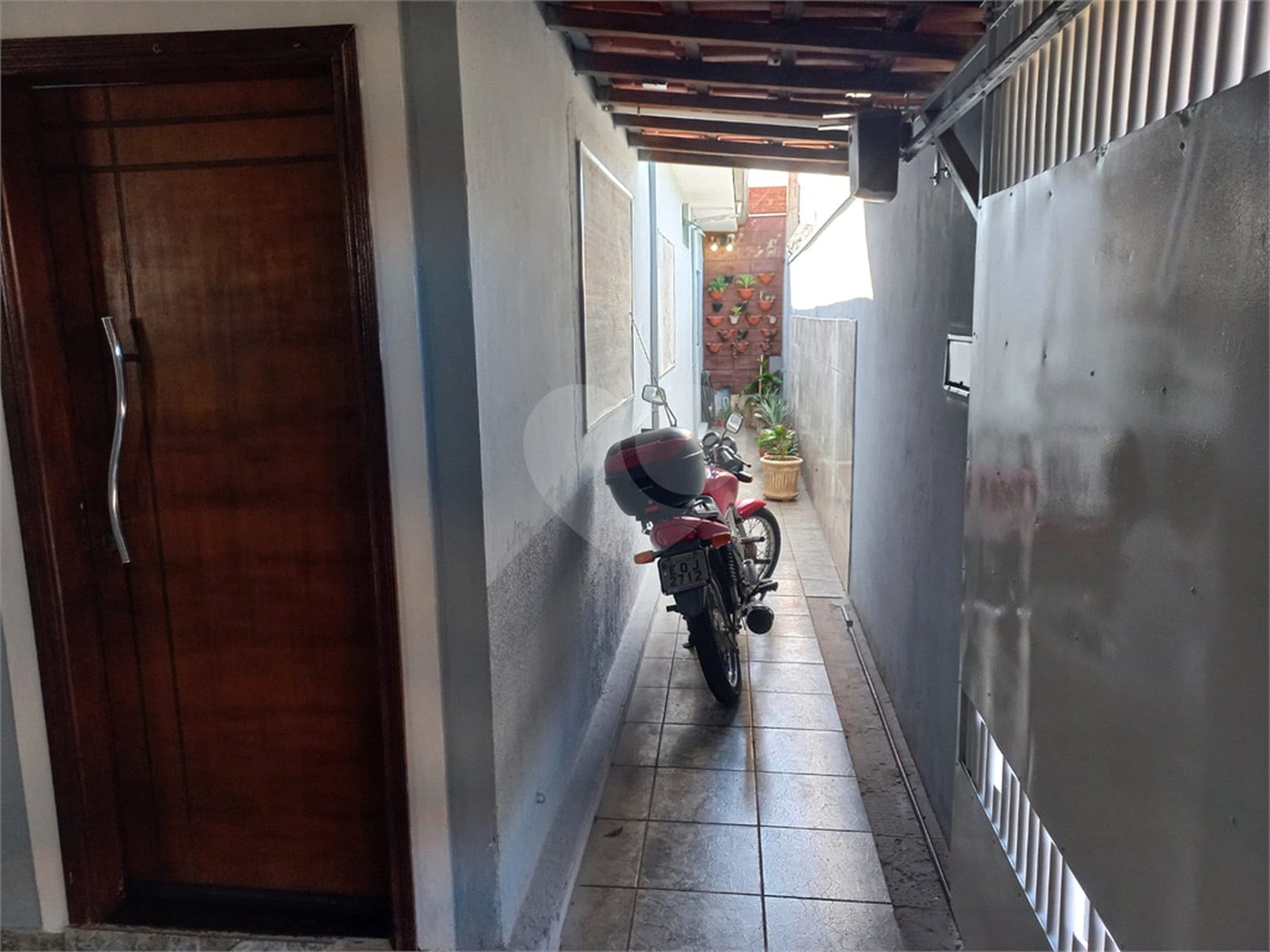 Casa Térrea com 3 dormitórios, sendo 1 suíte.