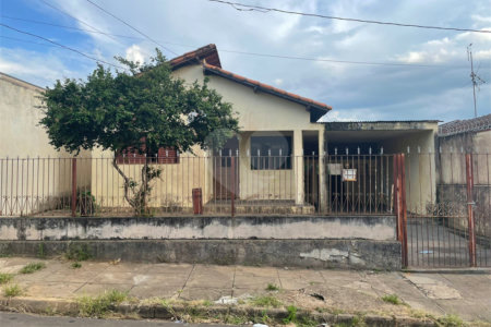 Terreno com benfeitoria na Vila Costa do Sol