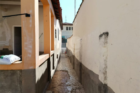 Casa térrea e espaçosa no centro da cidade por apenas R$370.000,00!!! Vamos agendar uma visita?