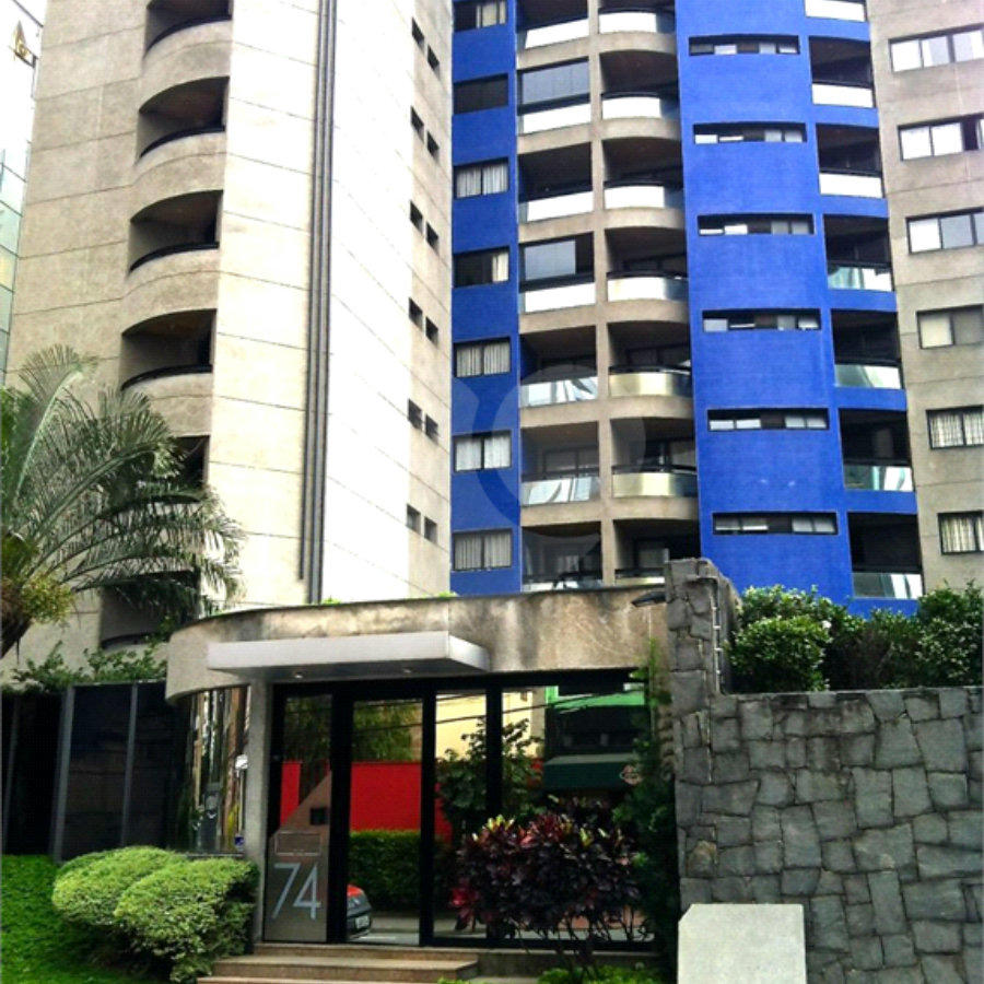 Apartamento de 107m2 na Vila Olímpia com 2 dorms, 1 banheiro, 2 vagas. Estuda permuta.