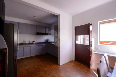 Casa com 4 Dormitórios sendo 1 suíte, com 3 Vagas