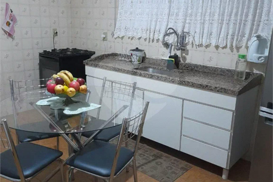 Ótimo sobrado com 3 quartos, sendo uma suíte, 2 vagas.