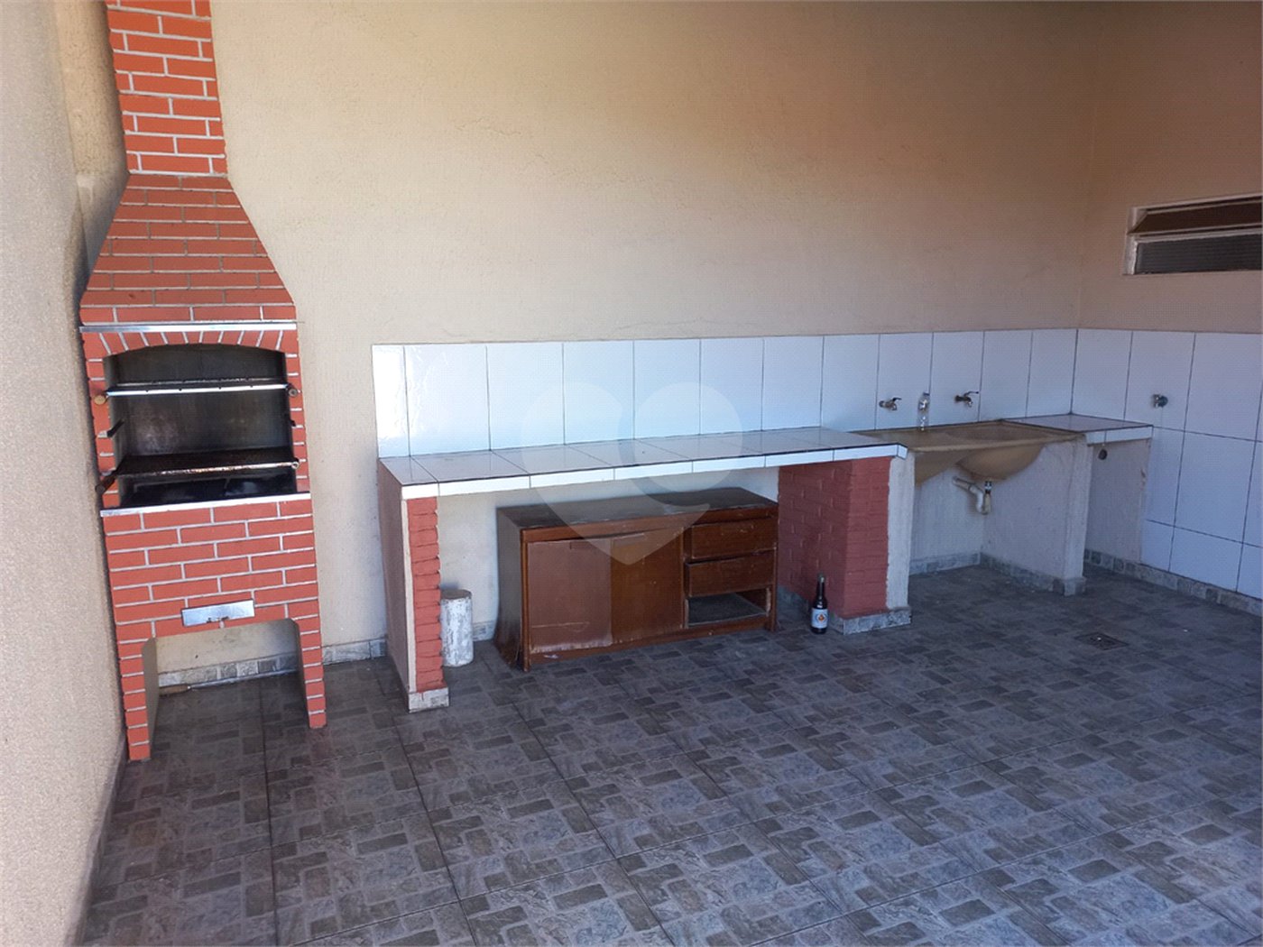 Casa térrea com 3 dormitórios, sendo 1 suíte.