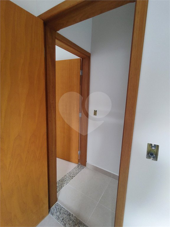 Casa térrea em Atibaia com 3 suítes, sala 2 ambientes, 2 vagas garagem, excelente localização, pronta para morar