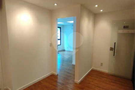 Sala comercial na Oscar Freire à venda Sala coml à venda na Oscar Freire OPORTUNIDADE Sala coml esquina. Rebouças