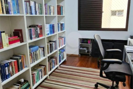 Apartamento na Vila Mariana de 200m2 com 4 dorms, 5 banheiros, 3 suítes, 4 vagas. Estuda permuta.