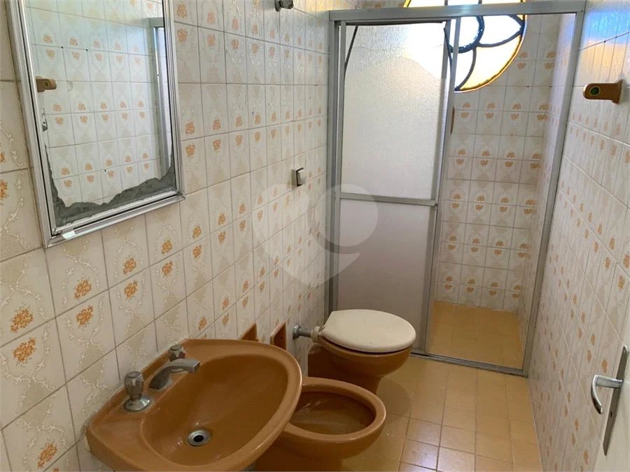 Casa espaçosa com 3 quartos, suíte, quintal e 2 vagas na Vila Santa Catarina