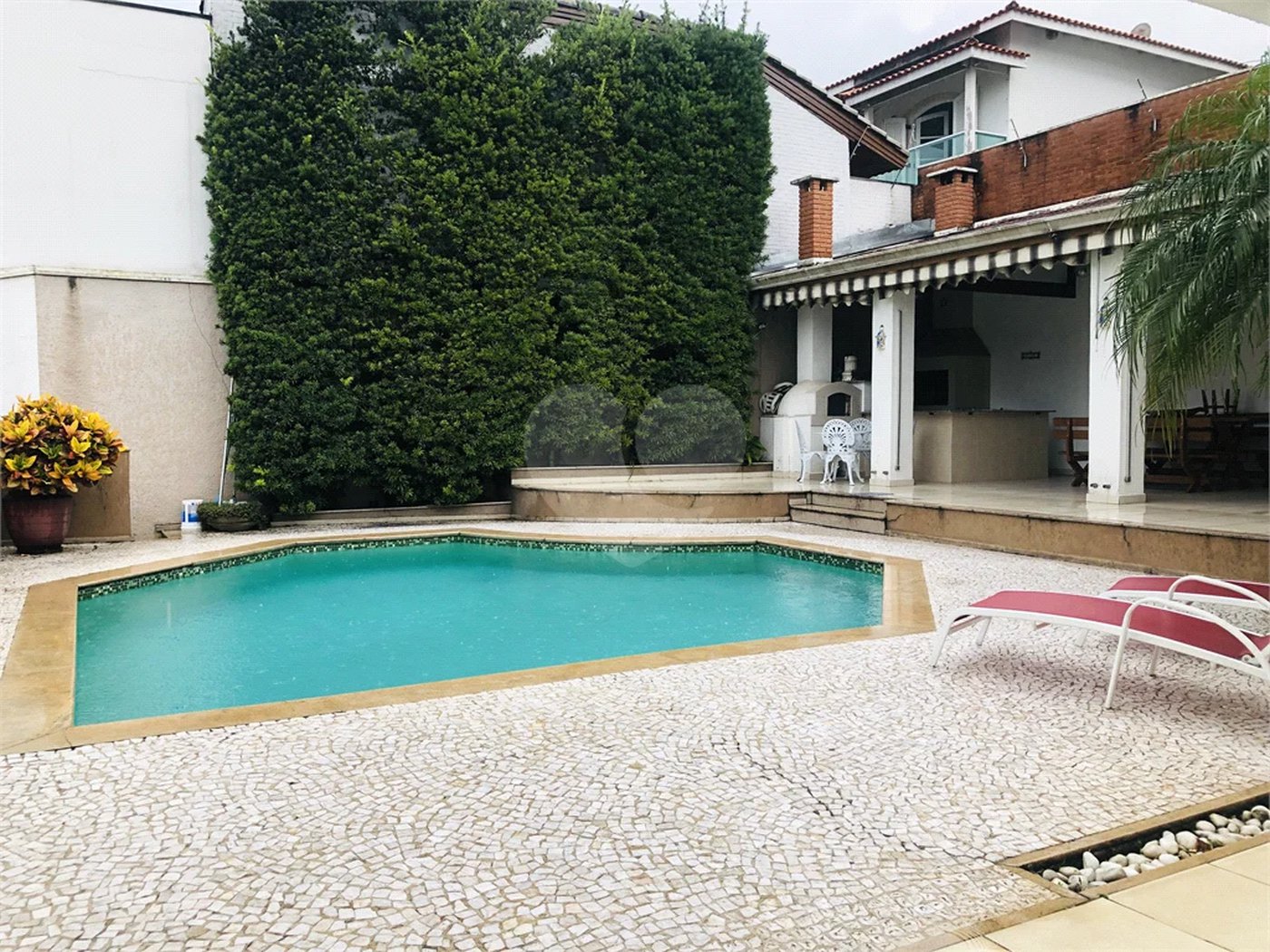 SOBRADO A VENDA NO TREMEMBÉ - 3 DORMS. (1 SUÍTE) E 5 VAGAS