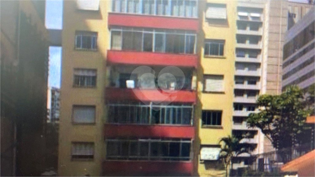 Apartamento de 345m2, 1 por andar.4 dormitórios (sendo 1 suite e 1 closet).