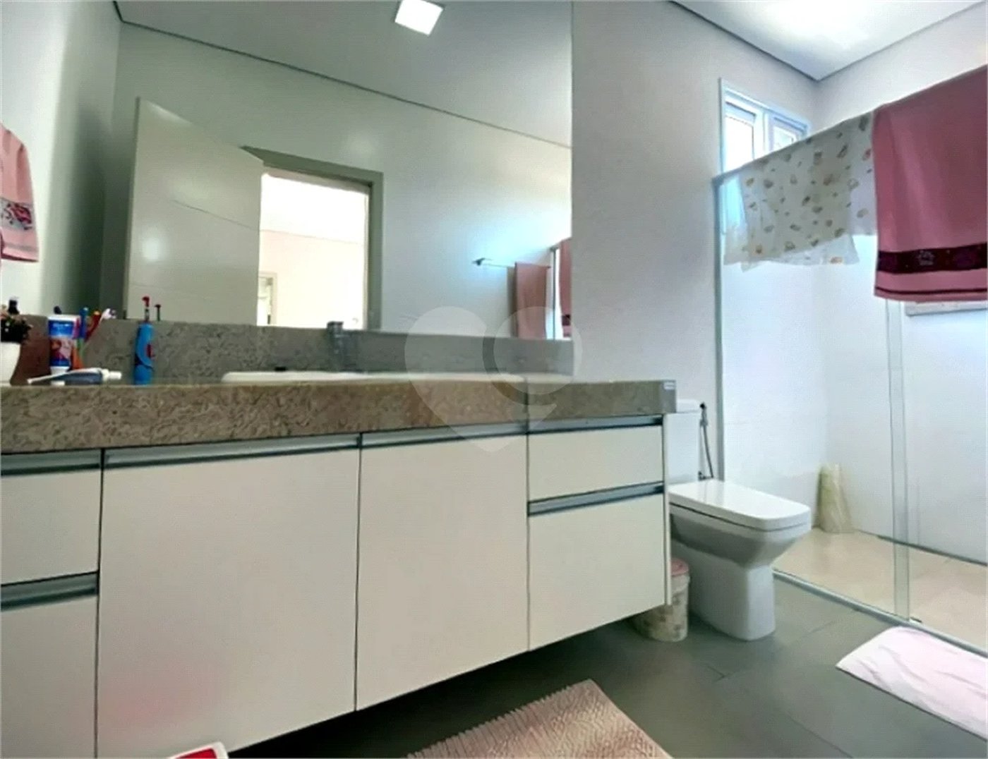 Casa de Alto Padrão em Condomínio com 4 suítes.