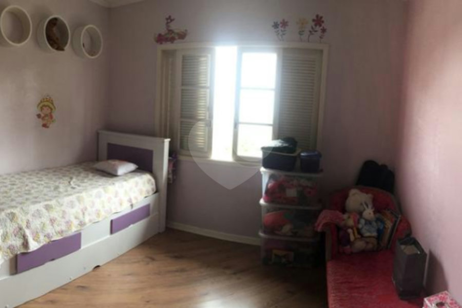 Sobrado à venda no Tremembé, 3 dormitorios com armários, sala ampla, cozinha com armários, 2 vagas , otima localização