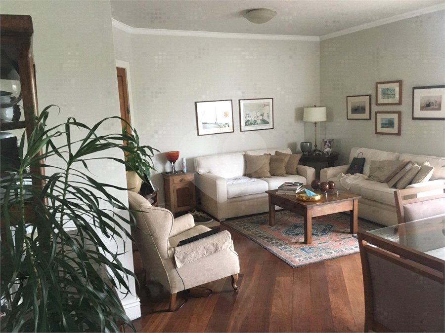 Campo Belo: Elegante Apartamento de 113 m² com Suíte e 2 Vagas em Localização Privilegiada