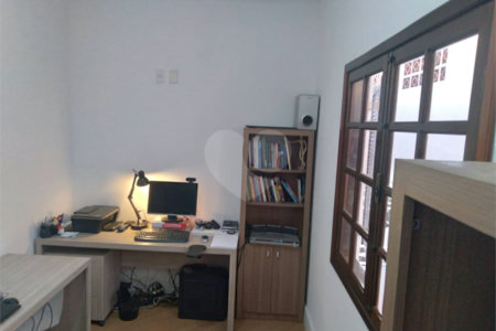 Sobrado espaçoso e bem localizado