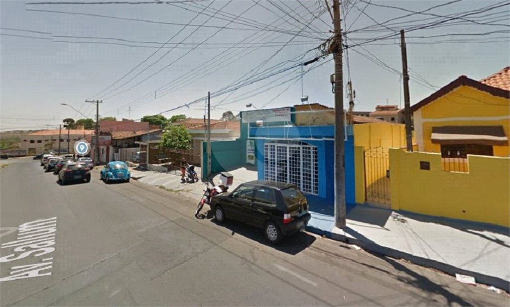 Casa Térrea com 3 dormitórios.