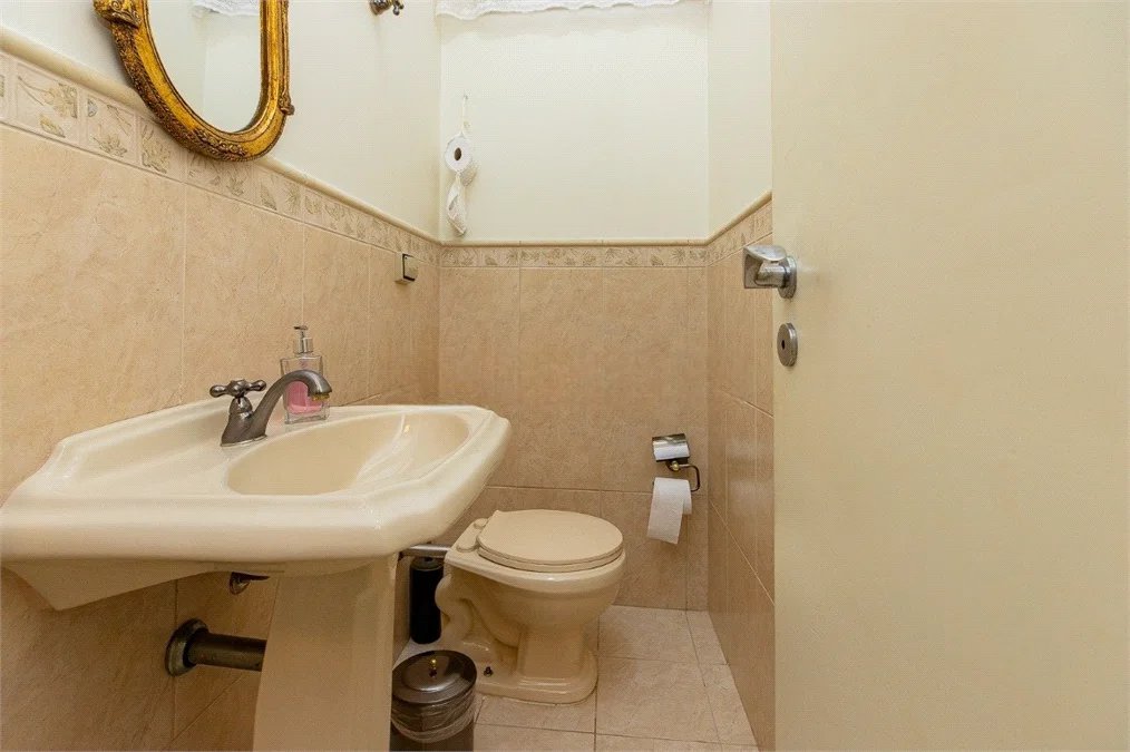 Sobrado à venda com 4 quartos, sendo 2 suítes, em Vila Madalena, São Paulo, SP