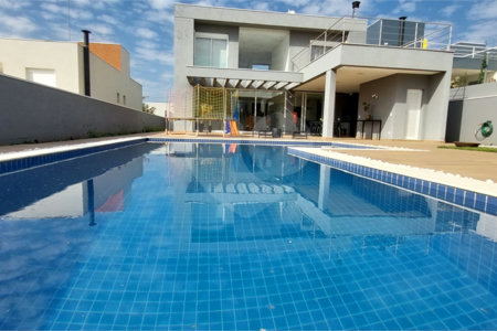 Casa à venda ou para alugar com 4 suítes no condomínio Figueira Garden, Atibaia - SP