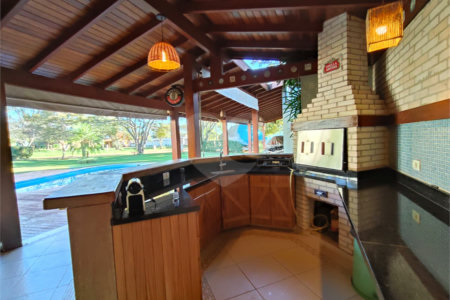 Casa à venda com 7 quartos, sendo 4 suítes, no condomínio Riviera de Santa Cristina XIII, Paranapanema - SP