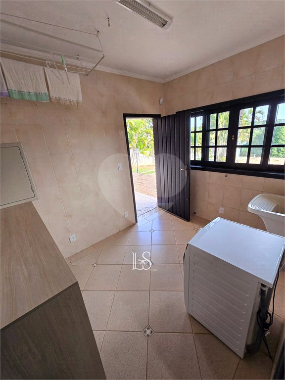 Indaiatuba- Vale das Laranjeiras - Vista dos fundos para o lago - Casa assobradada - 3 pisos, 4 quartos, 2 suítes, uma com hidro ,escritório, sala 3 ambientes, lareira, lavabo,cozinha ampla, despensa, lavanderia, churrasqueira, forno pizza, 6 wcs, piscina, jardim despensa, garagem, segurança