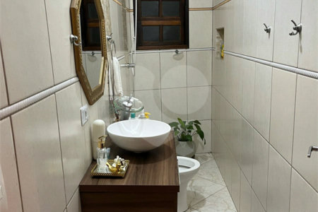 Sobrado à Venda na Cidade Líder com Quintal, Jardim e Excelente Localização
