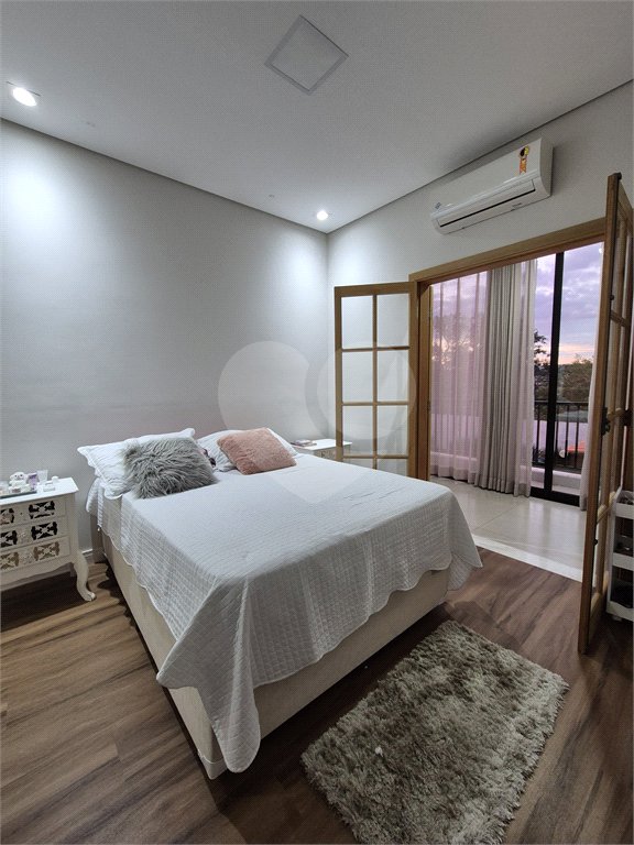 Casa à venda com 4 quartos, sendo 3 suítes, no condomínio Vilaggio Araçoiaba, Araçoiaba da Serra - SP