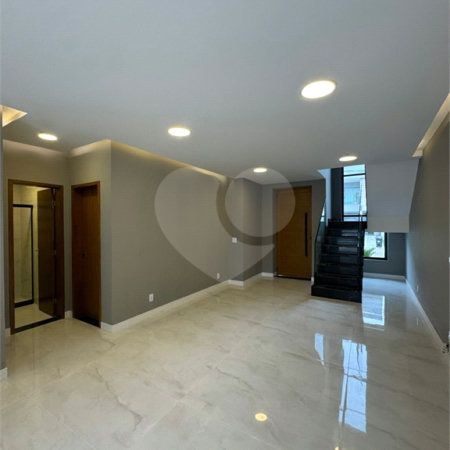 Casa à venda com 5 quartos, sendo 4 suítes, no condomínio Grand Park, Rio de Janeiro - RJ