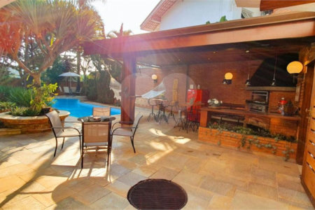 Casa à venda com 5 suítes em Jardim Leonor, São Paulo, SP