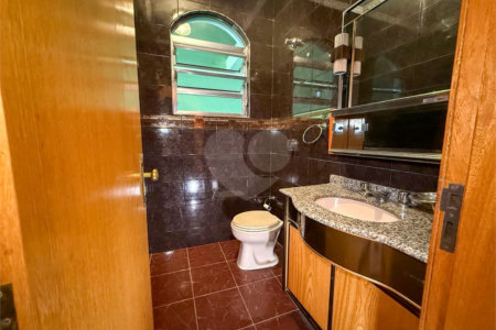 Sobrado à venda com 3 quartos, sendo 1 suíte, em Cidade Líder, São Paulo, SP