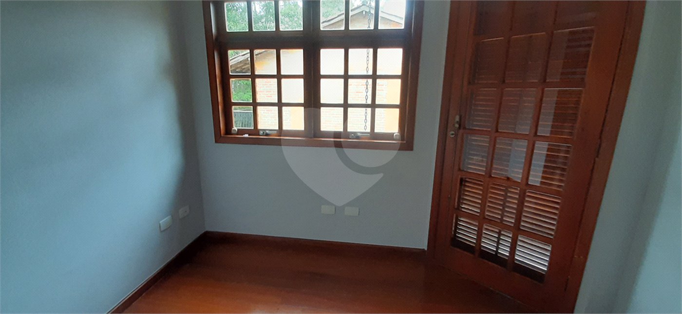 Sobrado à venda com 4 quartos, sendo 3 suítes, em Serra da Cantareira, Mairiporã, SP