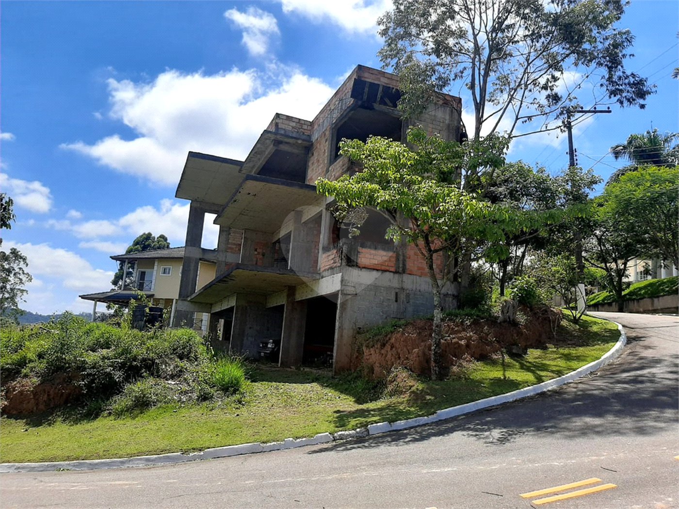 Sobrado à venda com 4 suítes em Roseira, Mairiporã, SP