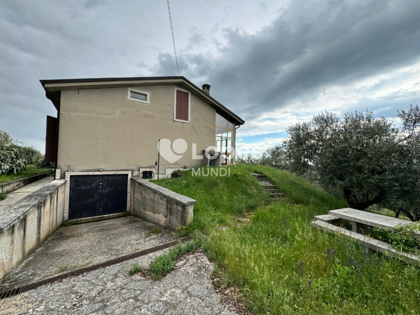 Casa multifamiliar à venda em Verona, Itália – 3 unidades e 12.000 m²