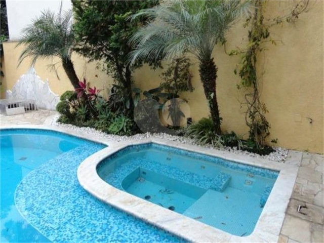 Sobrado à venda com 6 quartos, sendo 2 suítes,  em Horto Florestal, São Paulo, SP