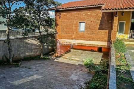 Casa à venda com 4 suítes em Vila Petrópolis, Atibaia, SP