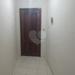 Apartamento super bem localizado, com 01 dormitório e armário embutido