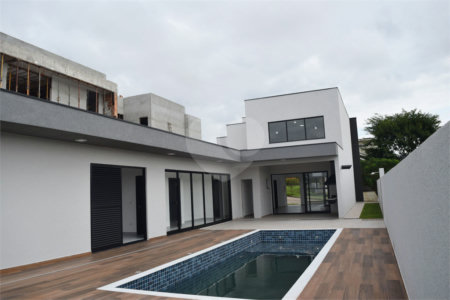Casa à venda com 4 suítes no condomínio Figueira Garden, Atibaia - SP