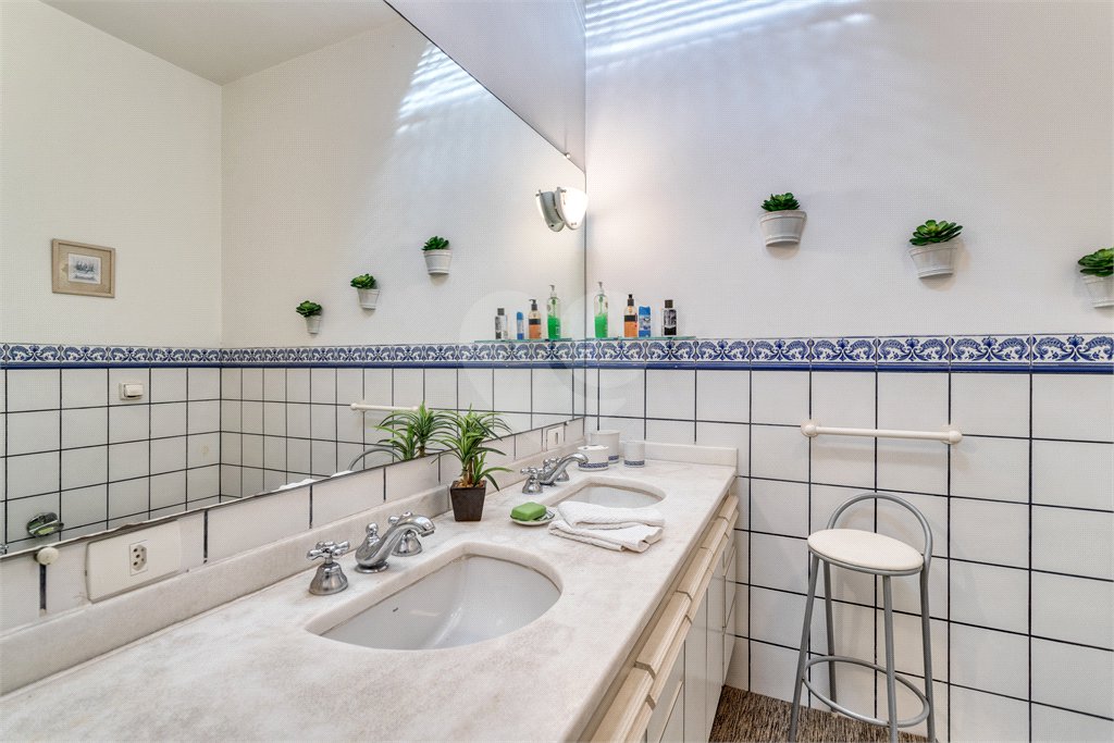 Casa à venda com 5 quartos, sendo 4 suítes, em Brooklin Velho, São Paulo, SP