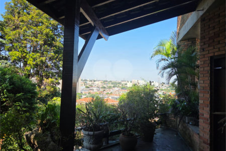 Casa à venda com 4 quartos, sendo 2 suítes, em Cidade São Francisco, São Paulo, SP