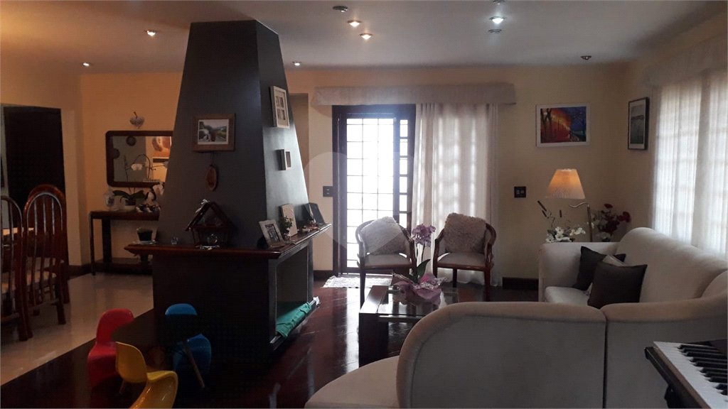 Casa à venda com 5 quartos, sendo 3 suítes,  em Vila Oliveira, Mogi das Cruzes, SP