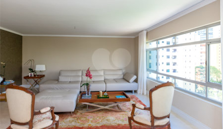 Apartamento à venda com 3 quartos, sendo 1 suíte, em Moema, São Paulo, SP