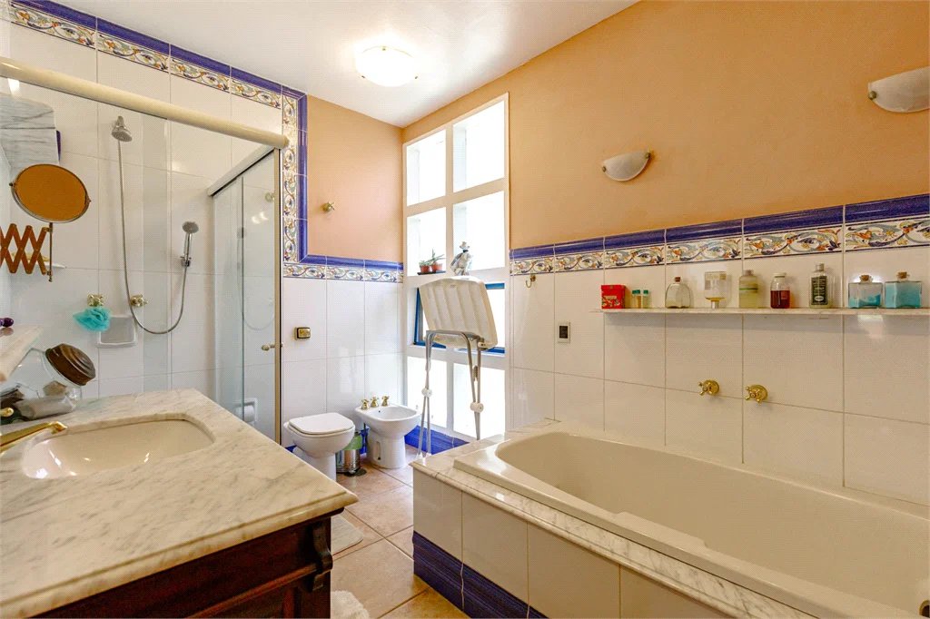 Casa à venda com 4 quartos, sendo 2 suítes, em Jardim Everest, São Paulo, SP