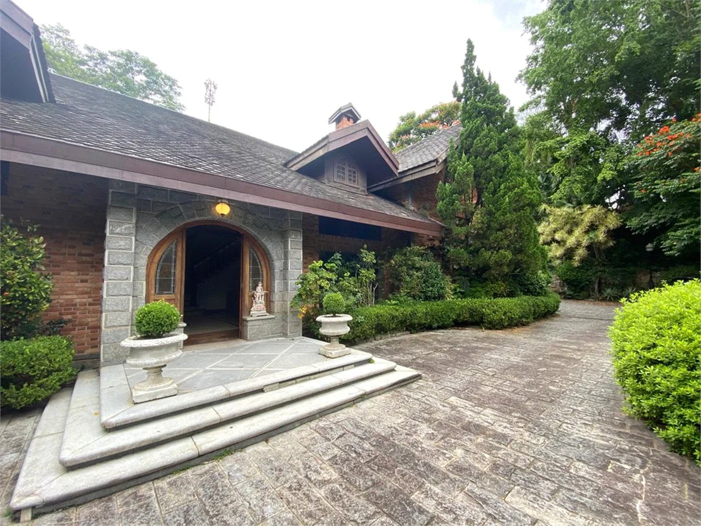 Casa à venda ou para alugar com 5 quartos, sendo 3 suítes, em Fazenda Morumbi, São Paulo, SP