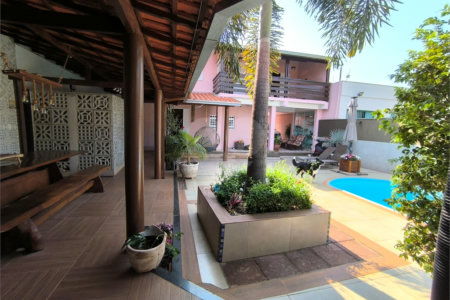 Casa à Venda no Santa Marta com 3 Suítes e Piscina